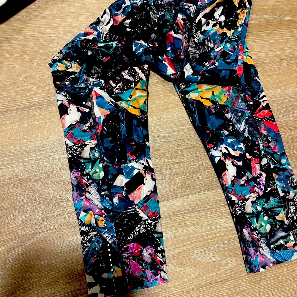 Womens size 4 lululemon top and bottom with pockets